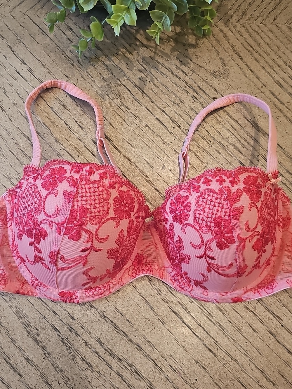 Ambrielle Push Up Bra with Red Floral Embroidery 34C Excellent New Condition